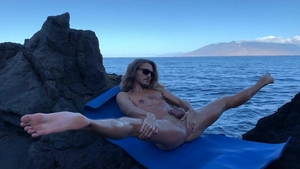 AlternaDudes: Skinny and thick Keleb yoga at the beach solo